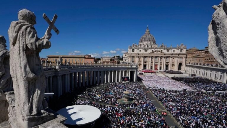 In photos: Pope Francis buried, mourned by hundreds of thousands
